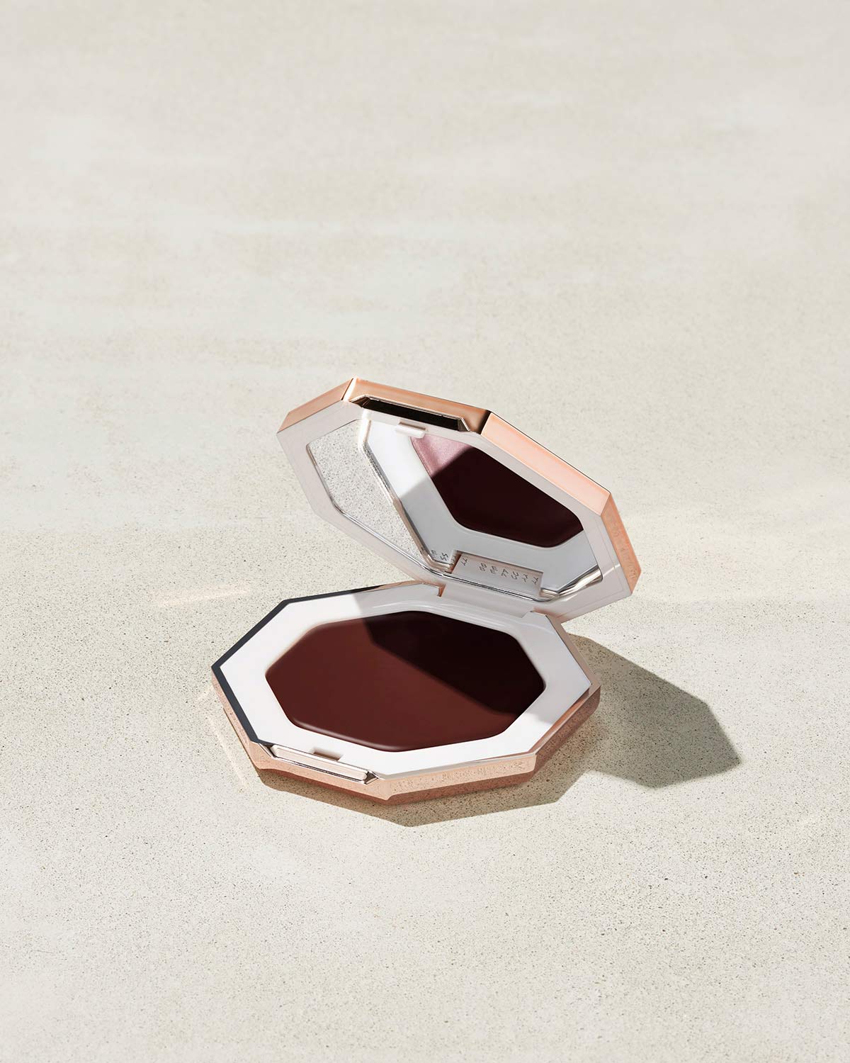 Cheeks Out · Bronceador en crema