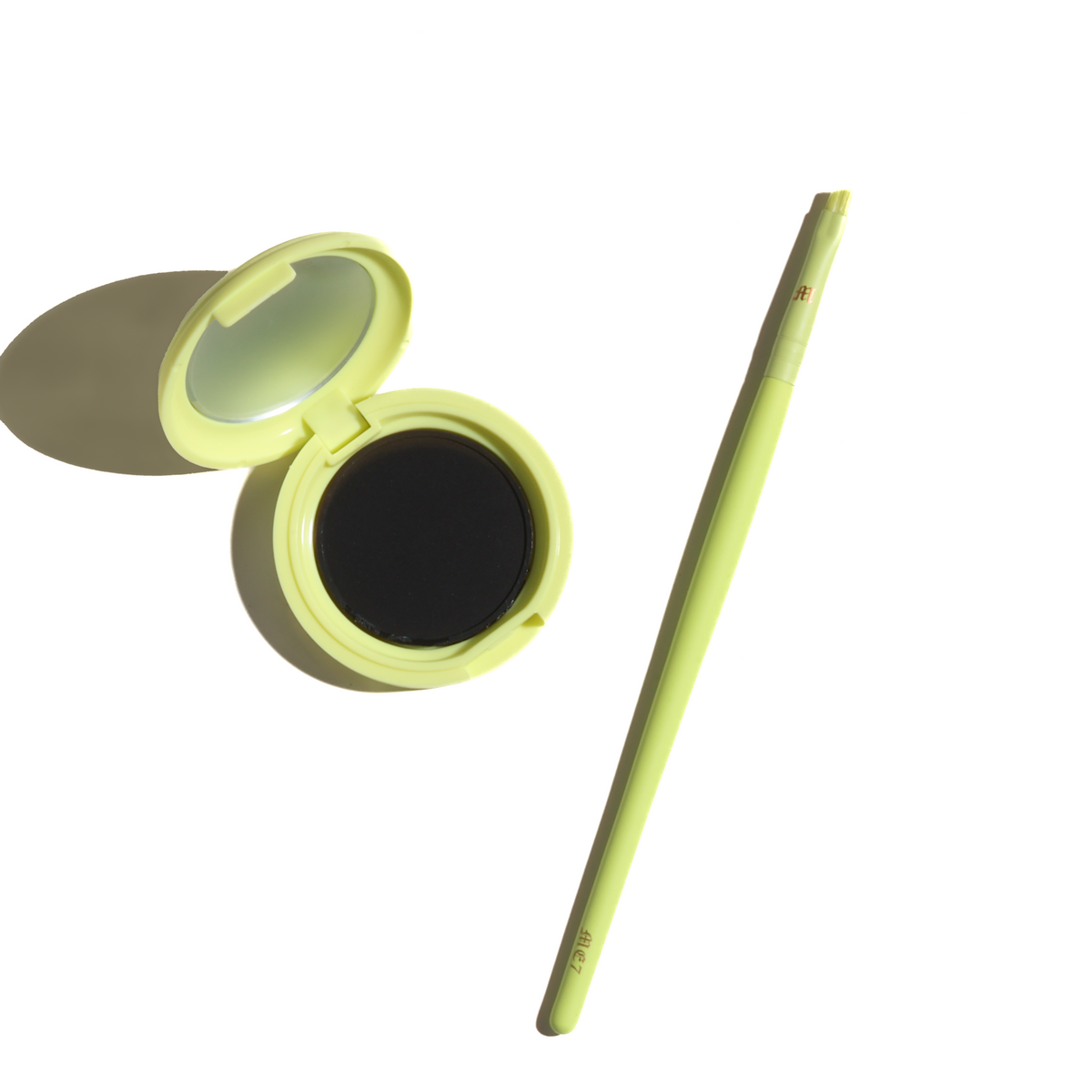 Cake Eyeliner · Delineador al agua